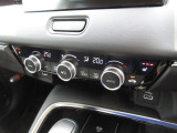 オートエアコンは左右席で独立温度コントロールが可能です。シートヒーター付きで、冷えた車内でもスイッチを押せば数秒で座面と背もたれがあたたかくなります。