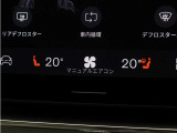 フロントシートには、シートヒーター&シートエアコンに加え、ステアリングホイール・ヒーターも装備。厳寒の地、北欧スウェーデン発祥のブランドならではのアイテムです。シートヒーターは後席にも装備しています。