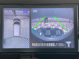 アラウンドビューモニター。前後左右の4つのカメラで車を上から見たような映像をナビ画面に映すので人や物を確認できとても安全です。