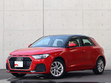 ●一目でAudiとわかる特徴的なシングルフレームグリル・LEDランプ。精悍なフロントマスクからAudiのスマートで上品なブランドを連想させてくれます。女性にも大変ご好評頂いております。
