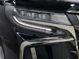 3眼LEDヘッドランプ(スモークメッキ+ブラックエクステンション)、LEDシーケンシャルターンランプ(フロント・リヤ)、LEDコーナリングランプが特別装備されています。