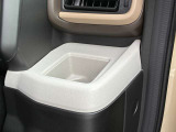 運転席側ドリンクホルダー。