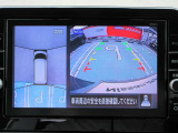 アラウンドビュー付き。上空から車両を見下ろしたような画像に加工された映像をディスプレイで確認しながら車庫入などができ大変便利です。