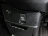 【POWEROUTLET】12V電源ソケットを設置しております。周辺機器の充電にご利用頂けます。