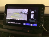リバースギアに入れるだけで後方の表示へ切り替わります。夜間や雨の日の駐車も楽になりますよ。