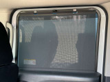 日差しをシャットアウトするロールサンシェードが付いてます。