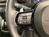 ステアリングにオーディオ操作スイッチが付いています。オーディオ画面に直接タッチしなくても操作が出来ますので、運転に集中できます。