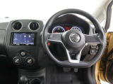 運転席側から見た写真です、お車にマッチングするように考えられたインパネデザイン!沢山のスイッチ類も運転される方が使いやすい位置に配置されていますね!