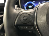 ステアリングスイッチ付きで、運転中に視線を前に向けたまま操作できます。