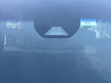 【ホンダセンシング】走行中に前方の車両等を認識し、衝突しそうな時は警報とブレーキで衝突回避と被害軽減をアシスト。より安全にドライブをお楽しみいただけます。