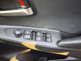 パワーウィンドウです!運転席でラクラク操作できます。
