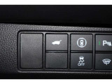 パワーテールゲート装備!荷物を持っていてもスイッチ一つでテールゲートの開閉が可能です!パワーテールゲートは運転席からも操作することが可能です!