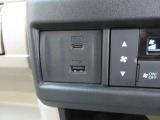 便利な充電用USBジャックも付いています。