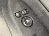 狭い駐車場で便利な電動格納ドアミラーが付いています。