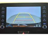 バックガイドモニター(バックモニター)付き。車両後方の映像をナビ画面に表示し、駐車などの後退操作をサポートします。