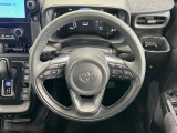 【ステアリングヒーター】冬場に冷たくなりやすい革巻きステアリングを、スイッチ一つで素早く適温に!エアコンよりも早く温まってくれるので、寒い日の運転も快適になりますね♪