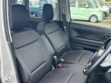 【フロントシート】高めのヒップポイントで見晴らしが良く、運転もしやすいですよ◎運転席アームレストがついているので長距離運転時の疲労軽減になりますよ◎