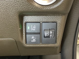 ハンドルの右側にはヘットライトリベライザーとHondaセンシング用のメインスイッチがついています。ヘッドライトリベライザーは道路状況や積荷の加重に応じてライトの高さを調節できます。