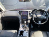 スカイラインの運転席周りの画像です。興味がわいて来ませんか?ゆっくり、じっくりご覧下さい。