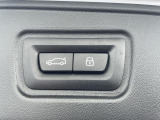 電動パワーゲートです。開閉がボタン1つで開け閉め行えます。また、状況に応じてのトランクハッチ開閉量を簡単に設定可能です。スマートオープナーも便利な機能です。ぜひお試しください。