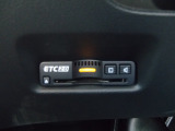 有料道路をキャッシュレスで通行できるETC車載器付きです。運転席足元に設置されています。ETCセットアップ費用は含まれておりません。別途必要となります。