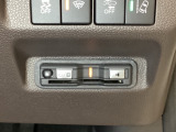 ハンドルの右下にETCがついています。高速道路の料金所の通過も楽々です!。 カードの取り出しもしやすい場所についています。