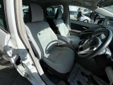 フロントシートです。運転席には座面の上下調節が可能なハイトアジャスターが装備されております。大きな痛み等が無く綺麗な状態です。