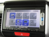 ナビゲーションは純正メモリーナビ(VXM-155VSi)を装着しております。AM、FM、CD、DVD再生、Bluetooth、ワンセグTVがご使用いただけます。初めて訪れた場所でも安心ですね!