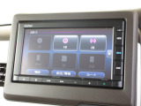 ナビゲーションは純正メモリーナビ(VXM-215Ci)を装着しております。AM、FM、CD、Bluetoothがご使用いただけます。初めて訪れた場所でも安心ですね!