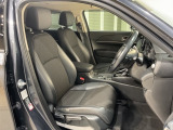 乗降がしやすい運転席。高さが調節できて小柄な方でも運転しやすいポジションをとることができます。