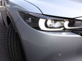 【アダプティブLEDヘッドライト】夜間走行時に先行車や対向車の状況をクルマが判断。ヘッドランプの照射範囲や明るさを自動的に変化させます。