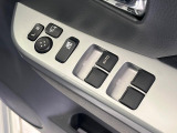 【電動格納ミラー】サイドミラーは電動格納式となっており、狭い駐車場でもキズがつくリスクを抑えられます。