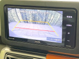 【バックカメラ】駐車時に後方がリアルタイム映像で確認できます。大型商業施設や立体駐車場での駐車時や、夜間のバック時に大活躍!運転スキルに関わらず、今や必須となった装備のひとつです!