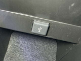 充電用USB端子付き。スマートフォンなどの充電に便利です。