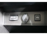 最大消費電力100W以下の電気製品を使用できる100V・100W電源を装備。シェイバーの充電なども出来ますし、車内にあると便利ですね!アクセサリーソケットや転送/給電用のUSBポートも装備しています。