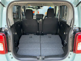 【シートアレンジ】リヤシート肩部のレバーで荷室側から簡単に前倒しが可能です◎分割可倒式なのでアレンジして使用できます◎両席倒すと大きなラゲッジスペースに大変身!