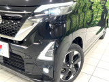 【LEDヘッドライト】悪天候や夜間走行時も良好な視界を確保し安心して運転できる高輝度LEDヘッドライトを装備!点灯速度が早く、消費電力も抑えられています。