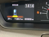 パーキングセンサーシステムは走行中に障害物が迫ると音と表示でお知らせ、低速走行時時の安心感を高めます