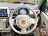 インテリアに合わせたデザインのステアリングは、運転される方のことも考え、運転しやすい形状、大きさです。是非一度、実際に触ってお確かめください。