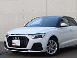 ●Audiが最初に採用したLEDポジショニングランプ。シャープなラインで昼間でも点けていたいと思うほど上品でオシャレです。夜間走行時はさらに目立ちます!