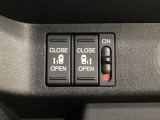 リアドアは乗り降りに便利な両側電動スライドドアです。また運転席に座っていながらスイッチ操作で自在にスライドドアを開け閉めできます。
