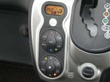 【オートエアコン】車内温度を感知して自動で温度調整をしてくれるのでいつでも快適な車内空間を創り上げます!どの席に座っても快適なドライブが楽しめます♪