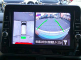 【アラウンドビューモニター】空から見下ろすような視点で、スムースな駐車と安全確認をサポートします。