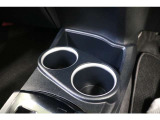 手の届きやすい場所にドリンクホルダーとオープン収納ポケットを備えています。