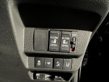 両側電動スライドドアです。リモコンや運転席スイッチ、ドアハンドルの操作で自動開閉。お子様を抱き抱えている時や荷物の多いときなどに便利です!!