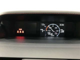 カラーヘッドアップディスプレイ付き。少ない視線移動で情報を確認できるので、運転の疲労軽減に繋がりますよ♪