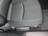 運転席シートはシートリフト機構付きで様々な体格の人に対応致します
