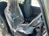 運転席はくつろぎのプライベート空間! 車内をクリーニングしてお待ちしております!