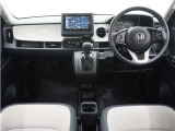◆視界広々で非常に運転しやすくロングドライブでも疲れを感じさせないすっきりとまとまったインパネ周りです。