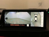 映像で見づらい車両周辺の確認をアシスト。クルマを真上から見ているような映像を表示。 運転席から確認しにくい車両周囲の状況を把握。